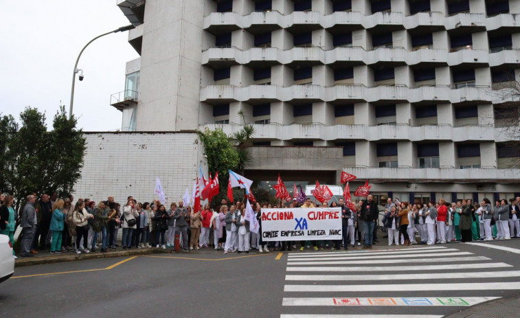 Personal de limpieza del hospital de A Coruña se concentra por sus 