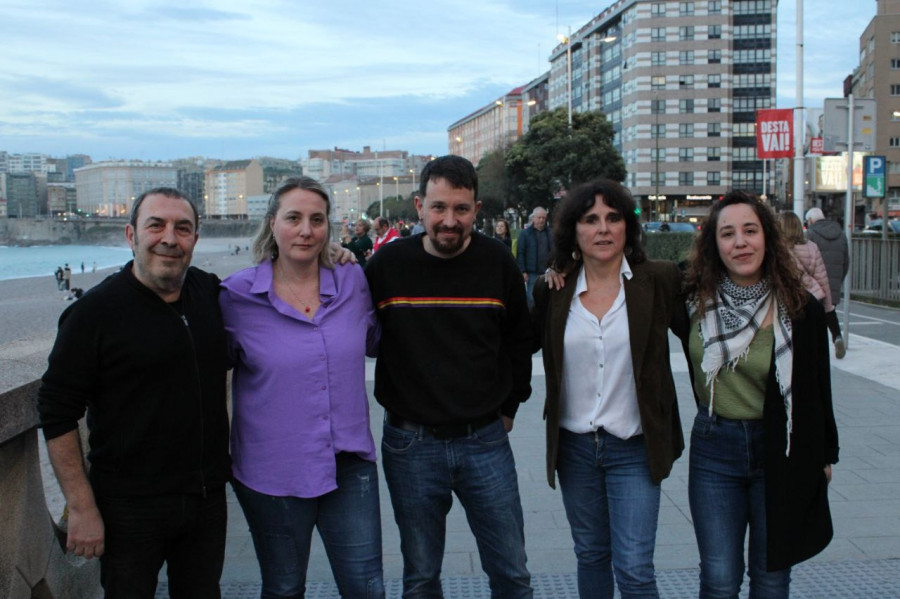 Pablo Iglesias entra en la campaña gallega: de paseo en A Coruña con Isabel Faraldo