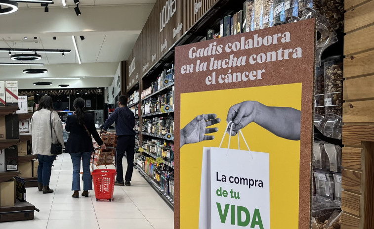 Los clientes de Gadis donan 14.507 euros a la Asociación Española contra el Cáncer