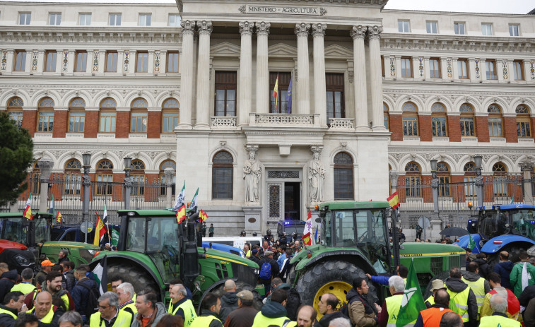 Las asociaciones agrarias mantienen las movilizaciones tras reunirse con el Gobierno