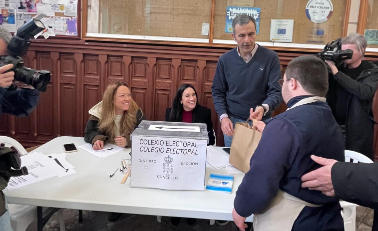El Quiosco Down 'endulza' las mesas electorales de A Coruña con sus bocatas de calamares