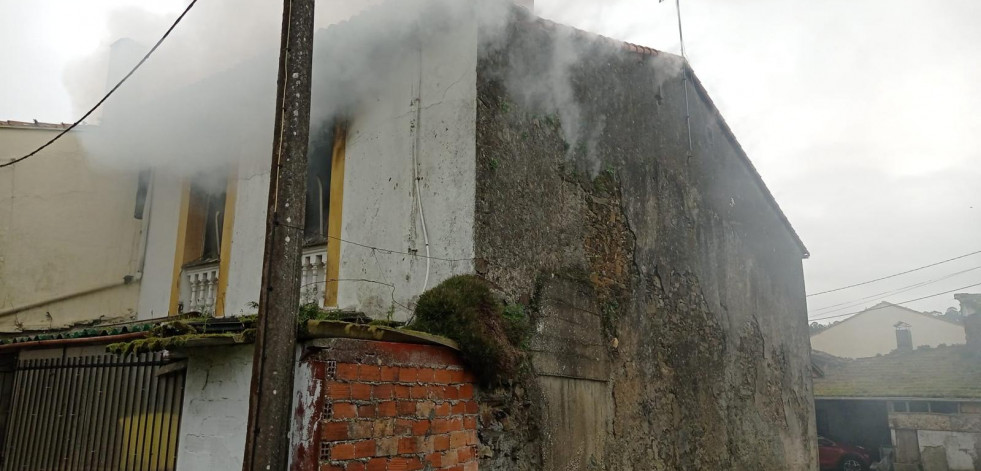 El fuego arrasa el interior de una casa en Infesta, en Betanzos