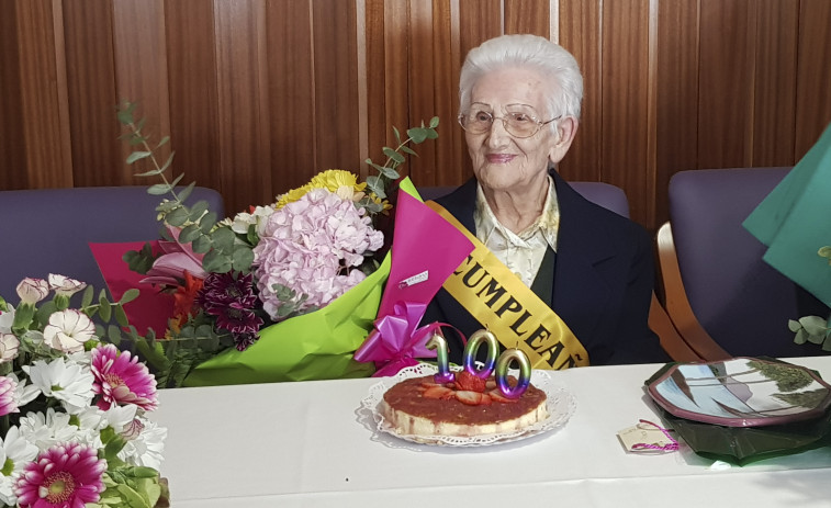 Araceli, primera española vacunada contra la covid, cumple 100 años