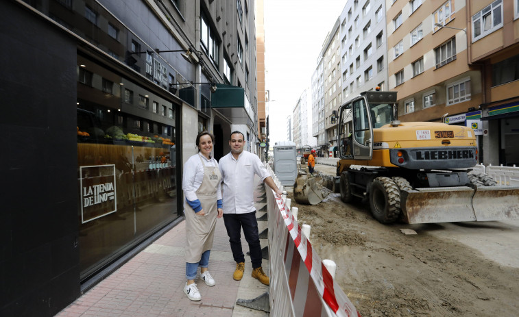 La Tienda de Lino, en A Coruña, se pone ‘manos a la obra’ para salvar los problemas de movilidad de la calle