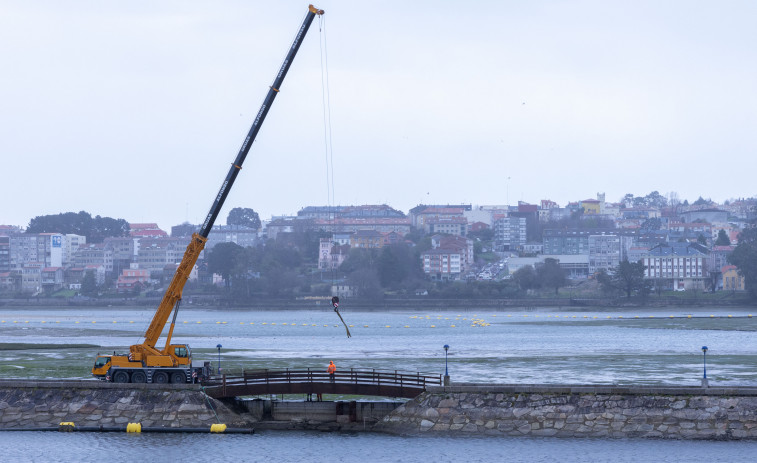 Costas retira la pasarela de la laguna de Fonteculler para repararla tras el dragado