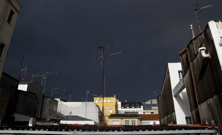 El invierno vuelve con fuerza a A Coruña: rayos, granizo, viento y frío
