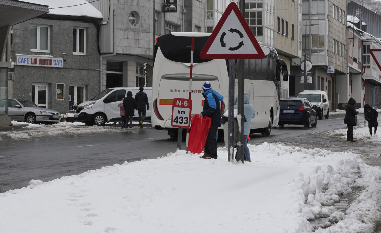 La nieve dificulta la circulación en la A-6 en Lugo