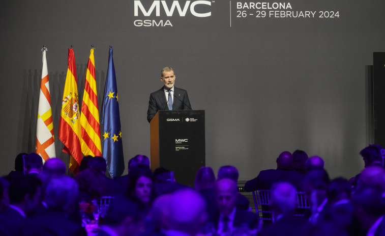 El Felipe VI llega a la cena del MWC en Barcelona sin que le reciba Aragonés