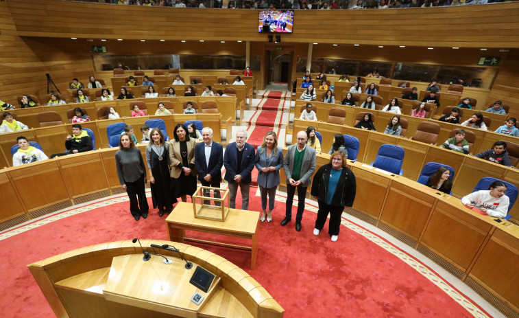 Alumnos de Primaria votan como 'diputados' en el Parlamento de Galicia para defender la solidaridad y la inclusividad