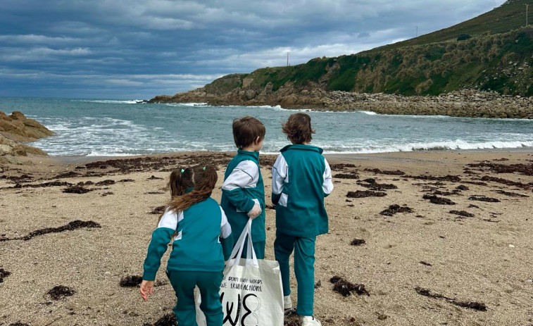 Los niños de Primaria del Liceo de la Paz recogen 142 kilos de basura en la playa de Bens