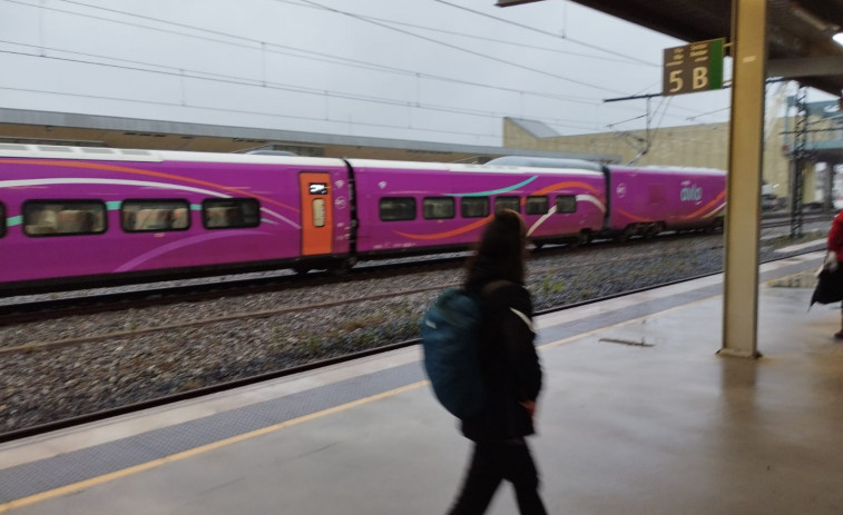 El tren morado que sorprende a los pasajeros en A Coruña… y no es por el 8M