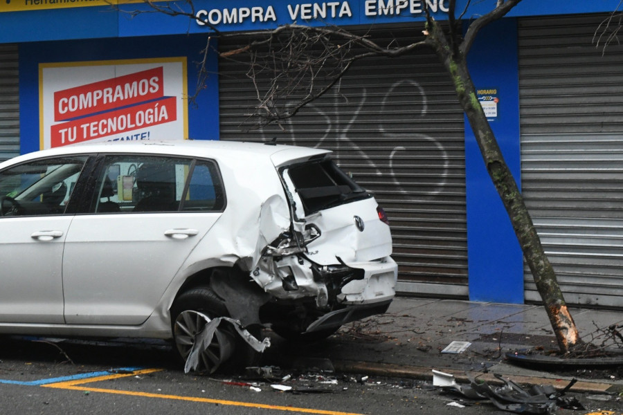 Una furgoneta se sale de la vía y golpea tres coches aparcados en Juan Flórez