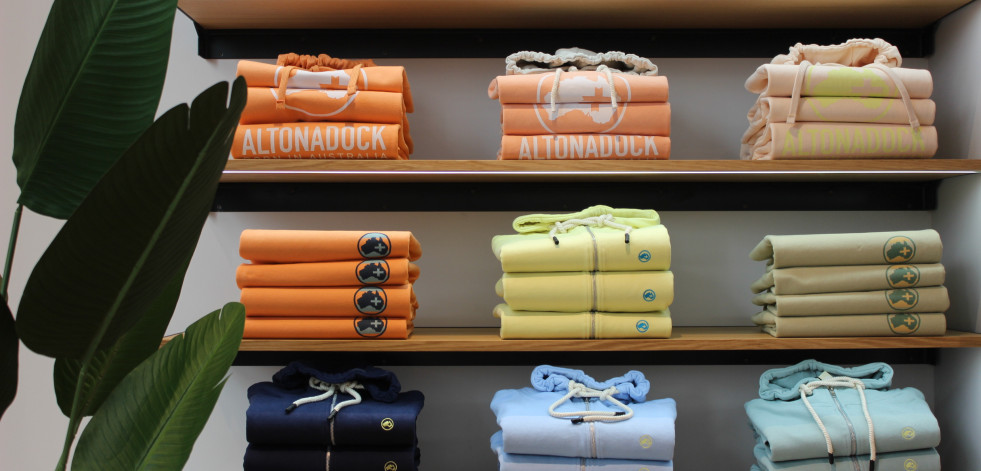 Altonadock aterriza en A Coruña: la firma de moda masculina regalará 50 camisetas en la inauguración de la tienda