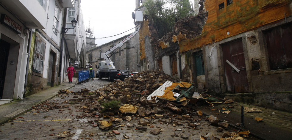 La calle Santiago continúa cerrada a pesar de la retirada de escombros