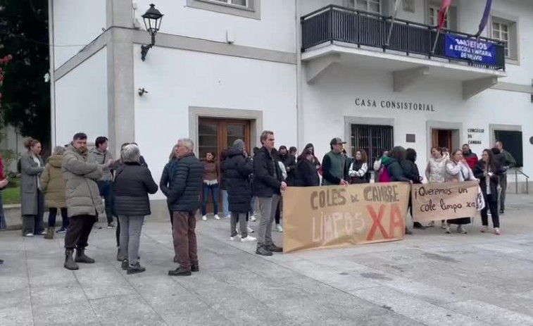 Familias de Cambre reclaman con cacerolas y silbatos ‘coles limpos xa’