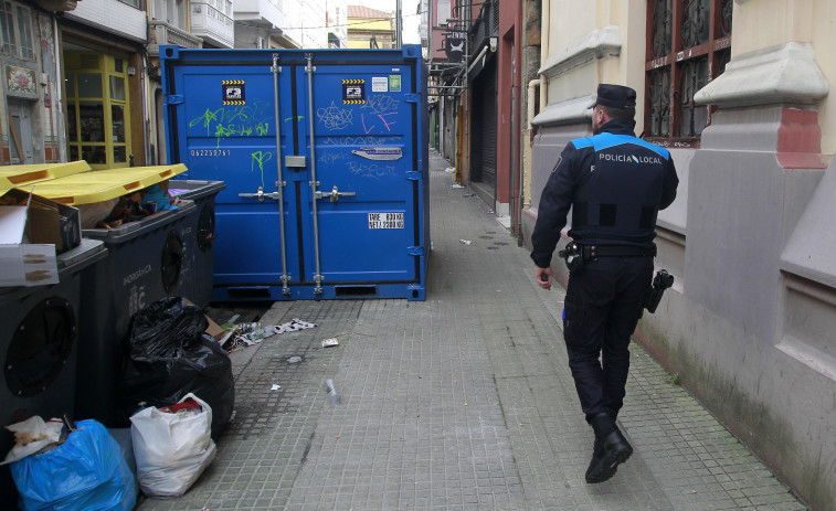 La Policía Local realiza una redada en un local del Orzán y levanta varias actas por tenencia de droga