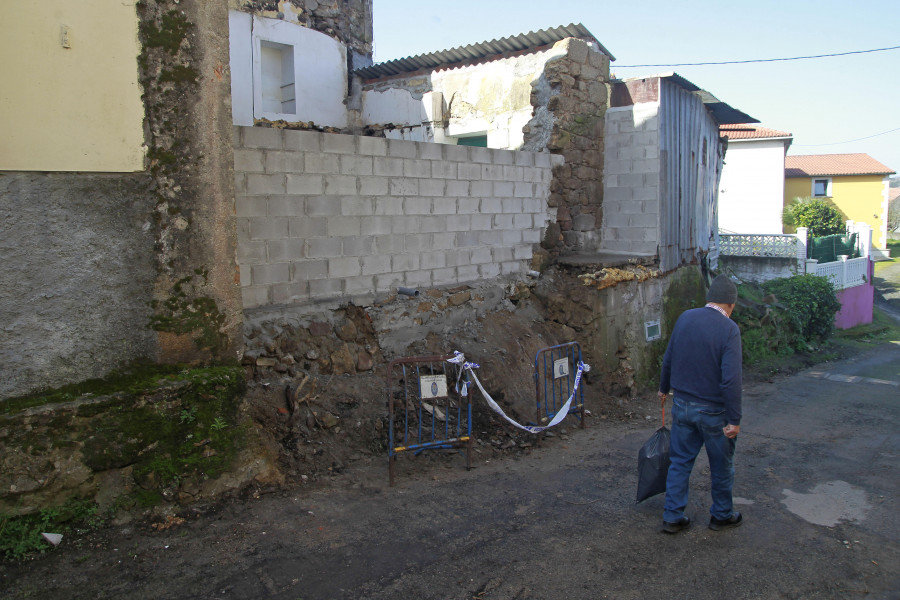 Tapian e inician el proceso de derribo de la casa en ruinas de Elviña Castro