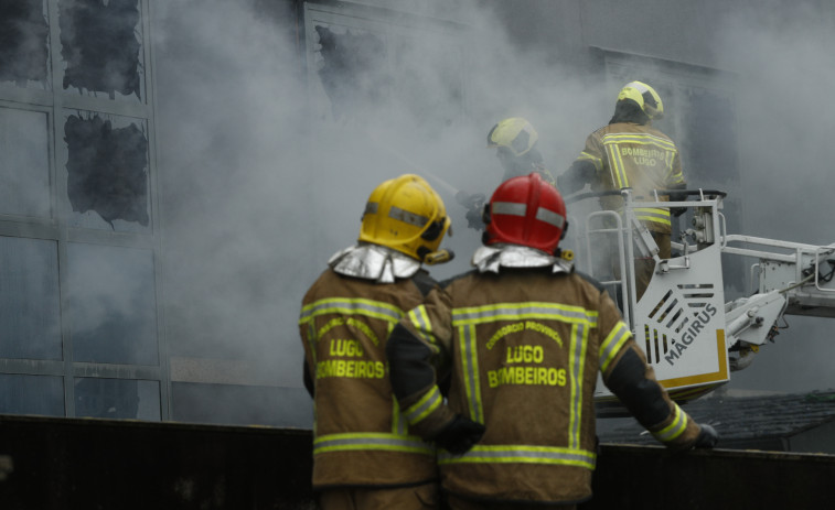 Controlado el incendio en una nave de O Ceao, con dos heridos