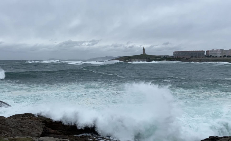 Las olas superan los siete metros de altura en la costa de A Coruña