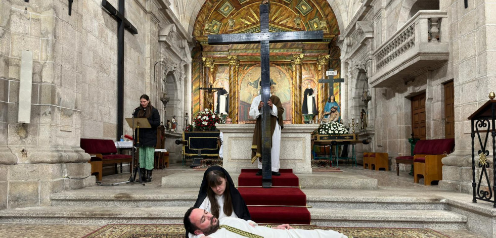 Santo Domingo acogió en Betanzos el via crucis escenificado