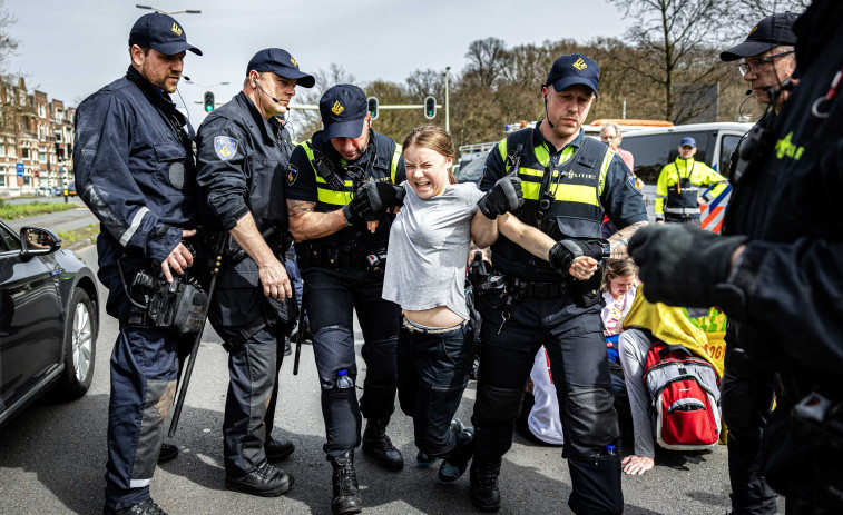 La Policía arresta a Greta Thunberg durante una protesta en una carretera de Países Bajos