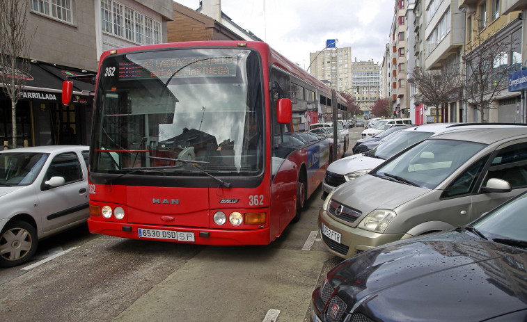 El aparcamiento en batería de la avenida de Os Mallos vuelve a generar tensión en el barrio