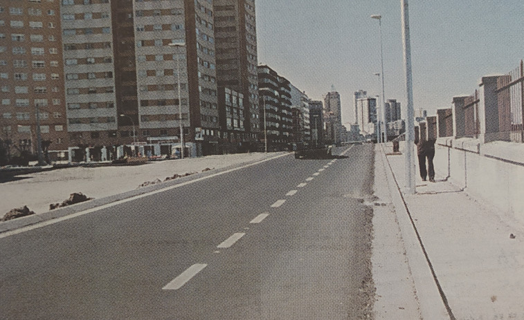Hace 25 años | Sin aceras en Os Castros y un joven coruñés huido tras suspender todo