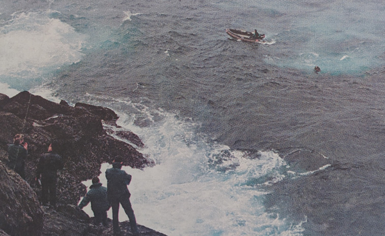 Hace 25 años | Un coche cae al mar en el Seixo Branco de Oleiros y fallos en la canalización del Mesoiro y el Monelos