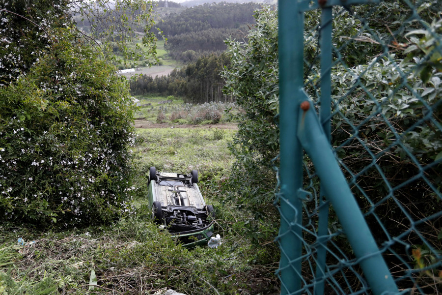 Un hombre, herido leve en A Coruña tras caer con su coche por un terraplén de cinco metros