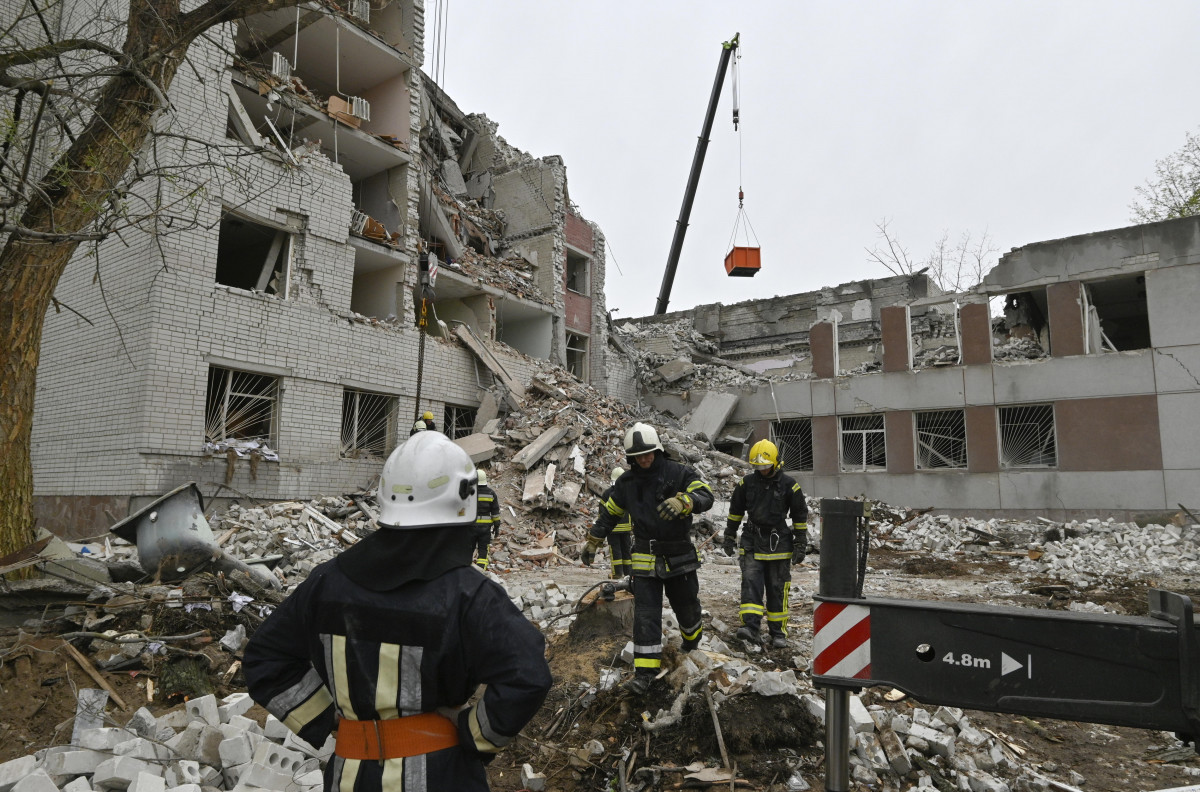 Chernihiv (Ukraine), 17/04/2024.- Ukrainian rescuers work at the site of a missile strike in Chernihiv, northern Ukraine, 17 April 2024, amid the Russian invasion. At least 17 people were killed and 60 others injured, including three children, following a Russian missile strike in Chernihiv, the State Emergency Service of Ukraine (SESU) said, adding that a search and rescue operation was ongoing. A social infrastructure facility, a hospital, and several residential high-rise buildings were damaged as a result of the morning rocket attack in Chernihiv, north of Kyiv, Ukrainian officials said. (Rusia, Ucrania, Kiev) EFE/EPA/SERHII OLEXANDROV
