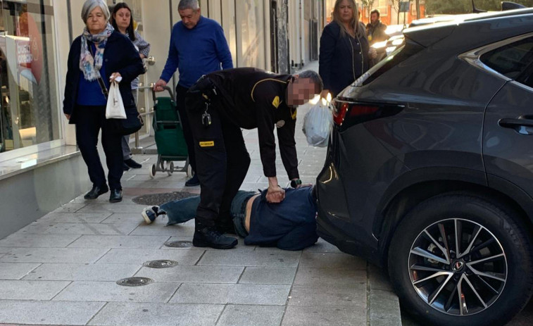 El guardia de seguridad de un supermercado de A Coruña reduce a un ladrón