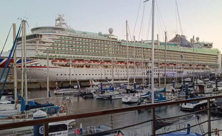 Atraca de urgencia y de forma inesperada un crucero en A Coruña
