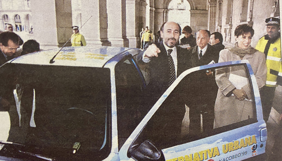 Javier Losada con un coche electrico en 1999