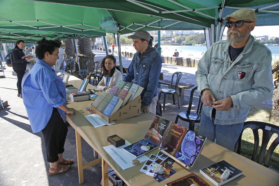 Oleiros se adelanta al Día del Libro con mercado al aire libre, firmas y cuentacuentos