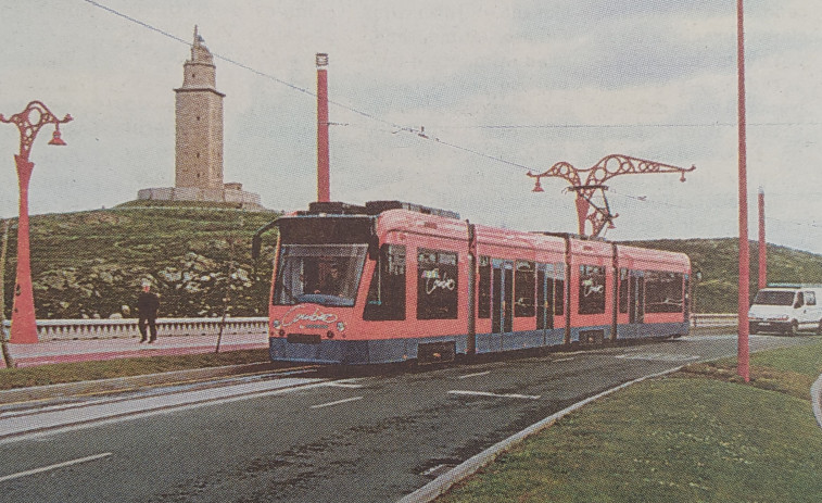 Hace 25 años | El metro ligero rueda por A Coruña y el cocinero lucense de Tony Blair