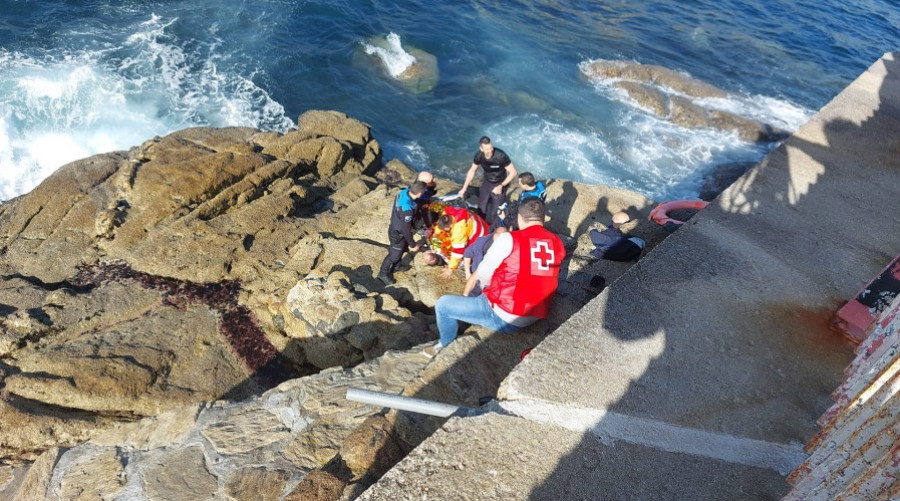 La Policía Local de A Coruña y un trabajador del Aquarium rescatan a un hombre que se tiró al mar