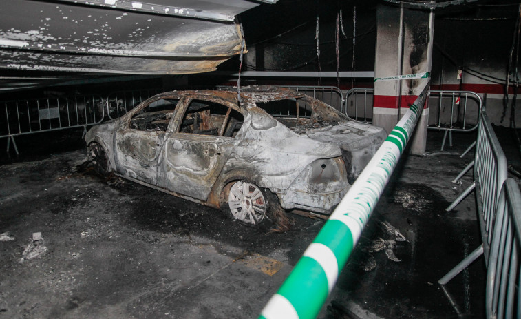 Treinta familias afectadas por el incendio de un garaje de O Burgo desalojan sine die sus viviendas