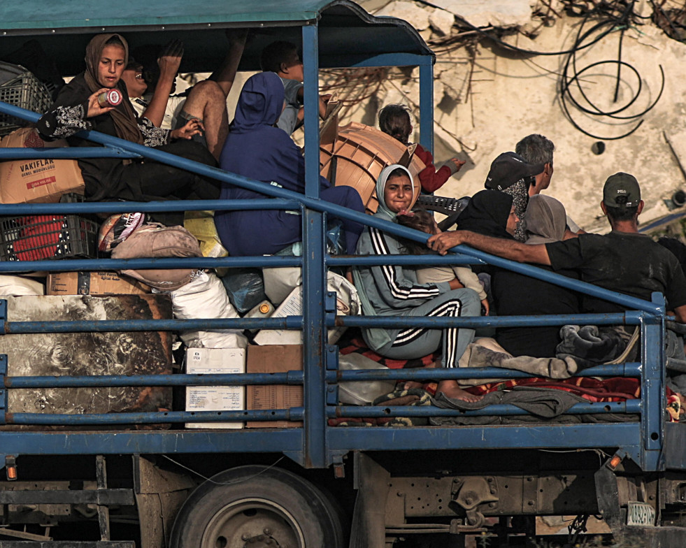 Los palestinos desplazados internos salen con sus pertenencias tras una orden de evacuación emitida por el ejército israelí en Rafah, en el sur de la Franja de Gaza.