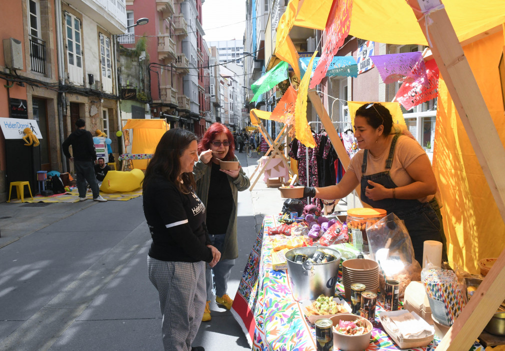 El mercado Feirarrúa se consolida como ‘el gran tesoro’ del comercio del Orzán, en A Coruña