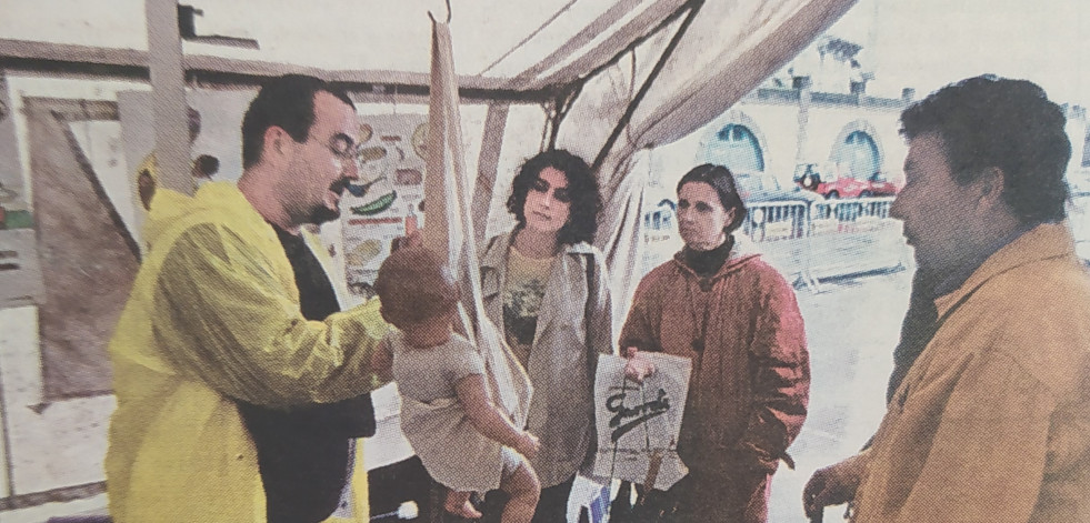 Hace 25 años | A Coruña se promociona con los mejillones y un campo de refugiados en O Parrote