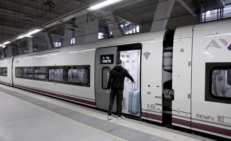 El primer AVE que sale de Vigo se queda parado más de dos horas en Ourense