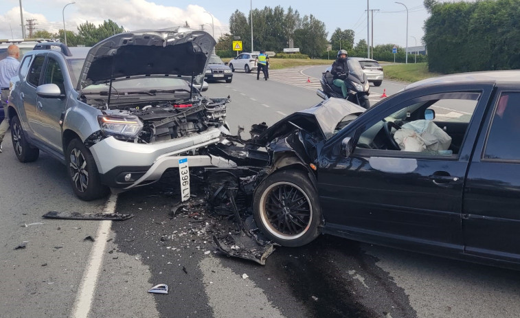Un hombre resulta herido en una colisión entre dos coches en la Nacional-VI en Bergondo