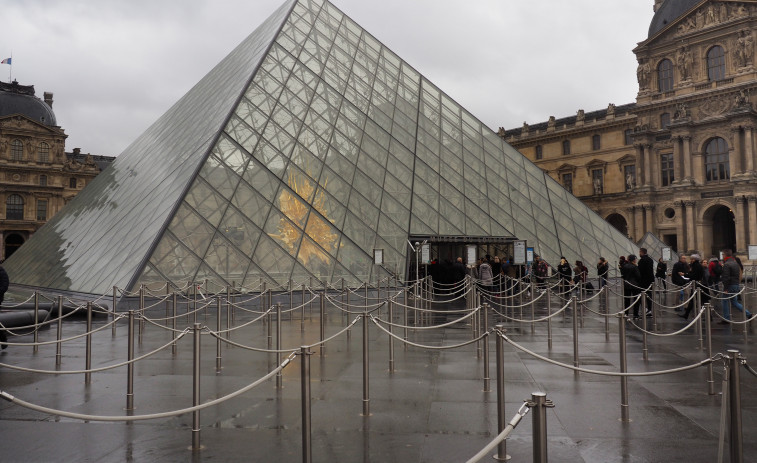 El Louvre, evacuado y cerrado por temor a un atentado