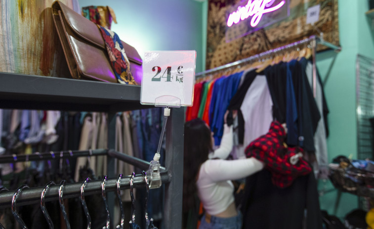 Compra ropa al kilo en A Coruña: vuelve el mercado de ropa vintage al peso