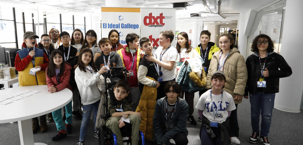 Los alumnos de 5º del colegio Anxo da Garda se convierten en periodistas por un día