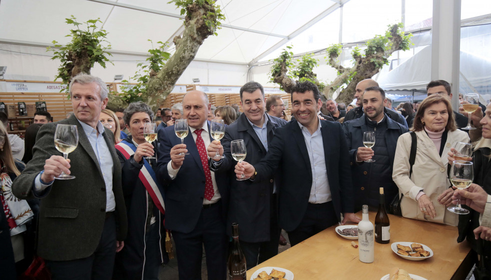 Rueda degusta la lamprea y el vino de Arbo junto al alcalde, el conselleiro de Educación y el presidente de la Diputación, entre otros @ EP