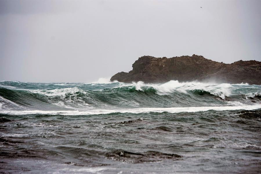 Aviso naranja este viernes en la costa de A Coruña y Pontevedra por olas de más de 5 metros