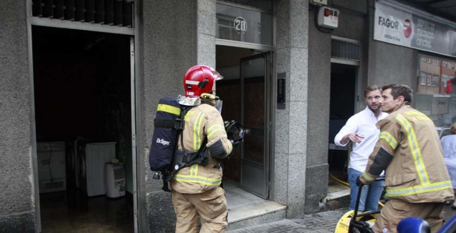 Los bomberos sofocan un fuego en una tienda de electrodomésticos