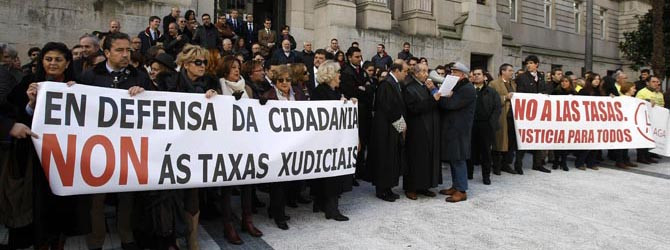Más de un centenar de abogados clama por la derogación de las tasas y la dimisión de Gallardón