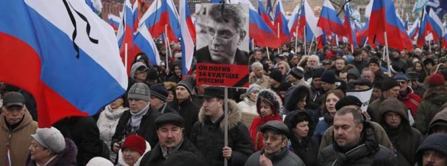 Decenas de miles de personas honran en Moscú la memoria del asesinado Borís Nemtsov